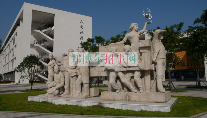 重慶科技學(xué)院招生辦聯(lián)系電話(huà)