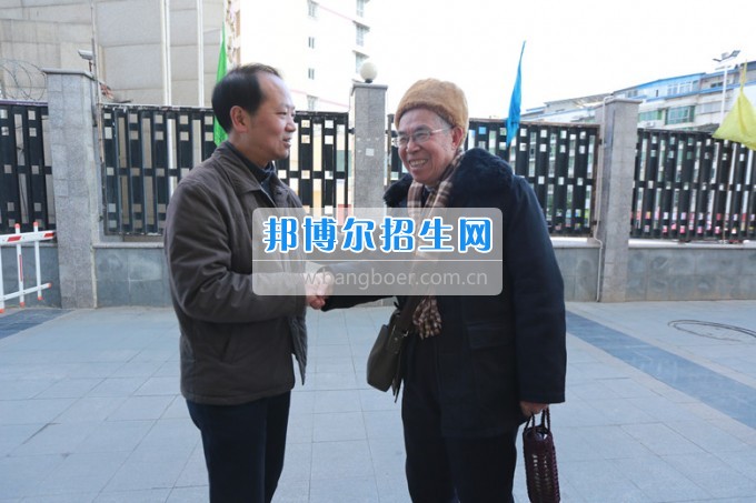 川北幼兒師范高等?？茖W(xué)校黨委書記張斌走訪慰問學(xué)校離退休老同志