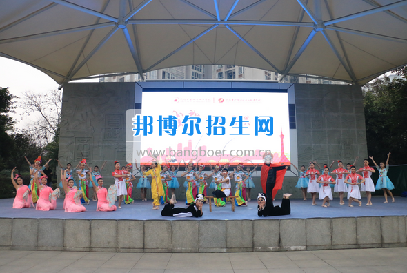 成都市洞子口職業(yè)高級(jí)中學(xué)舉行“成都，因我更美麗”主題開學(xué)典禮