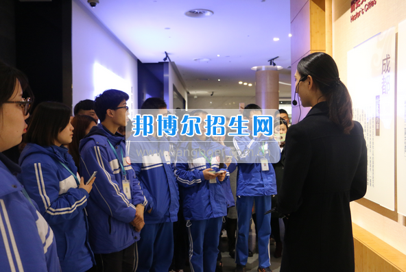 成都市洞子口職業(yè)高級(jí)中學(xué)舉行“成都，因我更美麗”主題開學(xué)典禮