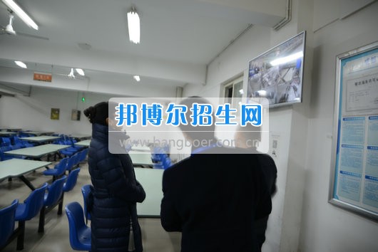 青羊區(qū)教育局機(jī)關(guān)黨委書記劉立頻赴成都市青蘇職業(yè)中專學(xué)校視察開(kāi)學(xué)準(zhǔn)備工作