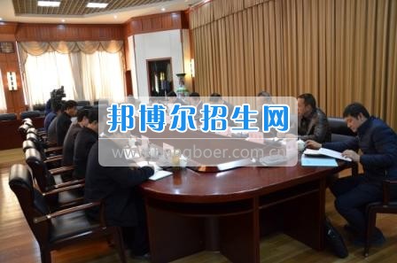 州委、州政府主要領(lǐng)導(dǎo)調(diào)研大理衛(wèi)校整體搬遷建設(shè)工作  2月10日下午，州委書記陳堅(jiān)和州委副書記、州長(zhǎng)楊健等領(lǐng)導(dǎo)蒞臨大理衛(wèi)校(大理護(hù)理職業(yè)學(xué)院)海東新校區(qū)，對(duì)學(xué)校整體搬遷項(xiàng)目建設(shè)情況進(jìn)行實(shí)地調(diào)研，并在龍山國(guó)際會(huì)議中心主持召開推進(jìn)大理衛(wèi)校(大理護(hù)理職業(yè)學(xué)院)整體搬遷建設(shè)專題會(huì)議。楊泓濤校長(zhǎng)代表學(xué)校匯報(bào)了學(xué)校的工作情況，海開委、州衛(wèi)計(jì)委、州教育局、州財(cái)政局、州發(fā)改委、州委編辦、州人社局、州審計(jì)局等部門領(lǐng)導(dǎo)對(duì)大理衛(wèi)校(大理護(hù)理職業(yè)學(xué)院)整體搬遷建設(shè)情況進(jìn)行了匯報(bào)說(shuō)明。   會(huì)上,陳堅(jiān)書記強(qiáng)調(diào),各主管部門要站在促進(jìn)全州教育、衛(wèi)生事業(yè)發(fā)展的高度，加強(qiáng)協(xié)調(diào)聯(lián)動(dòng),幫助解決大理衛(wèi)校整體搬遷工作推進(jìn)上的瓶頸問(wèn)題,以高標(biāo)準(zhǔn)、嚴(yán)要求組織驗(yàn)收和掃尾工作，保證施工安全、建筑安全及搬遷后的校園安全。楊健州長(zhǎng)重申了實(shí)現(xiàn)整體搬遷的意義，并要求學(xué)校要在升格組建大理護(hù)理職業(yè)學(xué)院的同時(shí)，保留大理衛(wèi)校的牌子和教學(xué)優(yōu)勢(shì)，不斷提高辦學(xué)質(zhì)量，擴(kuò)大辦學(xué)規(guī)模，為全州衛(wèi)生事業(yè)發(fā)展輸送更多優(yōu)質(zhì)人才。   此次調(diào)研和座談會(huì)充分體現(xiàn)了州委、州政府對(duì)于學(xué)校整體搬遷建設(shè)的高度重視，也為學(xué)校發(fā)展指明了方向。學(xué)校領(lǐng)導(dǎo)對(duì)州委、州政府長(zhǎng)期以來(lái)對(duì)學(xué)校的關(guān)心和支持致以衷心的感謝，并表示將按照會(huì)議的相關(guān)要求，抓實(shí)各項(xiàng)搬遷準(zhǔn)備工作，確保按時(shí)完成搬遷辦學(xué)。多措并舉做好資金籌措和師資隊(duì)伍建設(shè)，齊心協(xié)力將大理衛(wèi)校(大理護(hù)理職業(yè)學(xué)院)打造成為一所具有特色的一流高等護(hù)理職業(yè)院校。