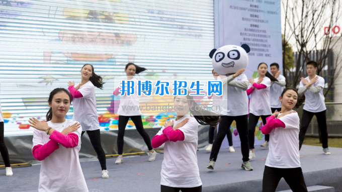  重慶海聯(lián)職業(yè)技術(shù)學院海聯(lián)學子用“快閃”火辣開場  