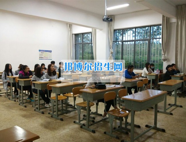 云南商務(wù)職業(yè)學(xué)院召開“機(jī)場凈空安全保護(hù)”主題班會(huì)
