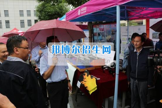 貴州交通職業(yè)技術(shù)學(xué)院參加全省實(shí)施職業(yè)教育精準(zhǔn)脫貧行動兩周年成果展示活動并簽訂合作協(xié)議