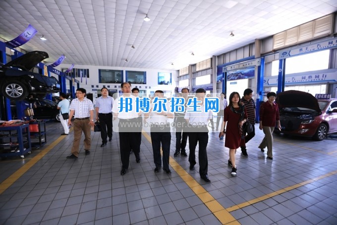 沈陽職業(yè)技術(shù)學(xué)院院長劉樹敏、濰坊工程職業(yè)學(xué)院院長高立伯一行來四川工程職業(yè)技術(shù)學(xué)院考察交流