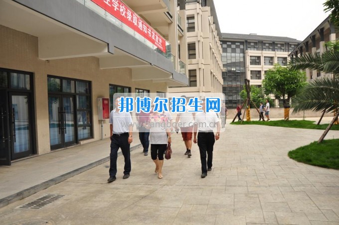 　　攀枝花學(xué)院土木工程學(xué)院副校長石維富帶隊(duì)檢查康養(yǎng)學(xué)院后勤準(zhǔn)備工作  　　7月10日，攀枝花學(xué)院土木工程學(xué)院副校長石維富帶領(lǐng)學(xué)生處、后管處、網(wǎng)計(jì)中心、后勤集團(tuán)、宣傳部、康養(yǎng)學(xué)院、花舞人間公司相關(guān)負(fù)責(zé)人一同視察了康養(yǎng)學(xué)院后勤保障準(zhǔn)備工作。  　　石維富主要檢查了學(xué)生寢室、教室、實(shí)驗(yàn)室、食堂、運(yùn)動(dòng)場等校園環(huán)境設(shè)施的準(zhǔn)備情況。相關(guān)單位對(duì)準(zhǔn)備工作中存在的問題提出了具體整改意見。最后石維富要求相關(guān)單位積極配合花舞人間公司做好開學(xué)前準(zhǔn)備工作，并希望花舞人間公司加快工作進(jìn)度，確保在開學(xué)前各項(xiàng)準(zhǔn)備工作保質(zhì)保量完成。  　　