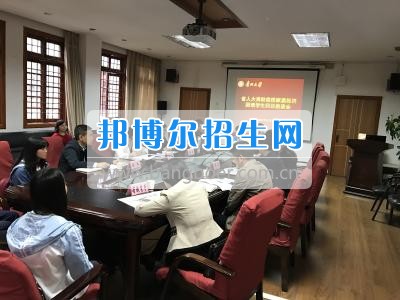 省人大來貴陽振華藝術(shù)師范職校召開興仁縣百德鎮(zhèn)家庭經(jīng)濟困難受助學(xué)生回訪座談會
