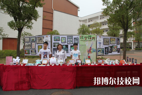 學(xué)校的選擇與報考是雙向的，不光學(xué)生會選擇一所優(yōu)秀的學(xué)校報考，學(xué)校也會選擇優(yōu)質(zhì)的學(xué)生進(jìn)行錄取，讓自己的辦學(xué)更上一層樓。因此在報考前，同學(xué)們很有必要去了解一下學(xué)校的招生要求以及報名條件。下面就和小編一起來看看井岡山應(yīng)用科技學(xué)校的招生要求吧。  井岡山應(yīng)用科技學(xué)校招生對象：應(yīng)屆初中畢業(yè)生。  井岡山應(yīng)用科技學(xué)校 1.中考準(zhǔn)考證:  2.戶口本前頁及學(xué)生個人戶口頁復(fù)印件:  3.初中畢業(yè)證復(fù)印件:  4.其它享受國家資助的證件。低保、殘疾等證件:  井岡山應(yīng)用科技學(xué)校簡介 江西省井岡山應(yīng)用科技學(xué)校前身為江西省吉安農(nóng)業(yè)學(xué)校，創(chuàng)辦于1951年10月，是一所全日制普通中等專業(yè)學(xué)校，隸屬于吉安市農(nóng)業(yè)局。2004年4月經(jīng)江西省人民政府批準(zhǔn)，更名為江西省井岡山應(yīng)用科技學(xué)校，2009年12月經(jīng)市教育局批準(zhǔn)，增掛吉安農(nóng)業(yè)學(xué)校校牌，實(shí)行兩塊牌子一套班子。學(xué)校位于吉安市旅游風(fēng)景區(qū)----青原山，校園占地面積180畝，建筑面積7萬余平方米，環(huán)境優(yōu)美，是一所花園式學(xué)校?，F(xiàn)有教職工245人，其中專兼職教師236人，現(xiàn)有在校學(xué)生4078人。  小編總結(jié) 不知道小伙伴們滿足以上要求了嗎?對于想要報考井岡山應(yīng)用科技學(xué)校的同學(xué)來說，滿足招生要求只是報考的第一步哦!要確定自己會不會被錄取，就還需要對學(xué)校的錄取分?jǐn)?shù)線做好了解，歡迎大家前往邦博爾技校網(wǎng)進(jìn)行分?jǐn)?shù)線的咨詢。