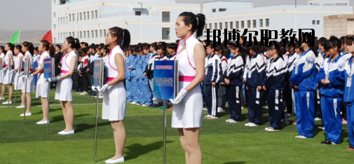 升學(xué)都是選拔性的考試，所以對(duì)同學(xué)們都有分?jǐn)?shù)要求是很正常的，而初中升學(xué)又分為高中和普通中職學(xué)校，而這兩個(gè)之間的錄取都是不一樣的，在分?jǐn)?shù)上面的要求區(qū)別比較大，那么，白銀工業(yè)學(xué)校招生錄取分?jǐn)?shù)線是多少呢?接下來就為同學(xué)們整理一下。  白銀工業(yè)學(xué)校錄取分?jǐn)?shù)線 白銀市普高錄取分?jǐn)?shù)線：460分  白銀工業(yè)學(xué)校拓展閱讀 學(xué)校擁有一支學(xué)歷層次高、專業(yè)水平強(qiáng)、敬業(yè)愛崗、專兼結(jié)合、充滿活力的高素質(zhì)教師隊(duì)伍，學(xué)校現(xiàn)有專兼結(jié)合的教師近200人。其中，研究生學(xué)歷11人，本科學(xué)歷89人，學(xué)歷合格率達(dá)92%以上;有高級(jí)職稱25人，中級(jí)職稱76人;基礎(chǔ)課教師48人，專業(yè)課教師67人，實(shí)習(xí)指導(dǎo)教師33人，雙師型教師占16人。教師的學(xué)歷、職稱結(jié)構(gòu)合理，完全能滿足學(xué)校的教學(xué)、實(shí)習(xí)實(shí)訓(xùn)需要。  學(xué)校擁有十一個(gè)專業(yè)實(shí)訓(xùn)室。即電子電工實(shí)訓(xùn)室、建筑材料實(shí)訓(xùn)室、機(jī)電一體化實(shí)訓(xùn)室、電焊實(shí)訓(xùn)室、電器維修實(shí)訓(xùn)室、電鋼琴實(shí)驗(yàn)實(shí)訓(xùn)室、金工實(shí)訓(xùn)室、模具數(shù)控實(shí)訓(xùn)室、CID制圖室、中高級(jí)電工考核室、銑工實(shí)訓(xùn)室。擁有四大實(shí)驗(yàn)室，即化工實(shí)驗(yàn)室、物理實(shí)驗(yàn)室、財(cái)會(huì)模擬實(shí)驗(yàn)室、語音實(shí)驗(yàn)室。擁有六個(gè)微機(jī)室，多媒體教室、電教室等現(xiàn)代化教學(xué)設(shè)施。并建成校園網(wǎng)及遠(yuǎn)程教育網(wǎng)。學(xué)校將于5月份開工興建的實(shí)訓(xùn)樓建成后，將進(jìn)一步改善實(shí)訓(xùn)條件。學(xué)校分南北兩個(gè)校區(qū)，占地面積500余畝，校舍建筑面積66000平方米。  上文，就是小編為同學(xué)們整理的關(guān)于白銀工業(yè)學(xué)校所在地的普高錄取分?jǐn)?shù)線，同學(xué)們可以通過這個(gè)分?jǐn)?shù)線來分析自己現(xiàn)在的一個(gè)成績，能夠上高中的話及盡量的上高中。
