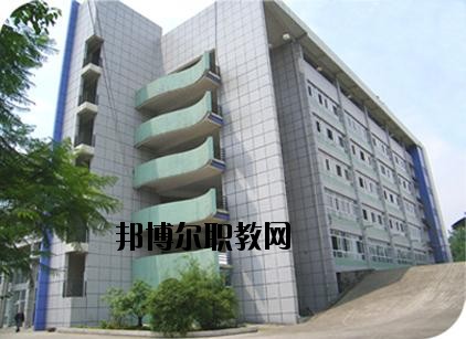 東興區(qū)東方科技職業(yè)技術(shù)學(xué)校2020年報(bào)名條件、招生要求、招生對象
