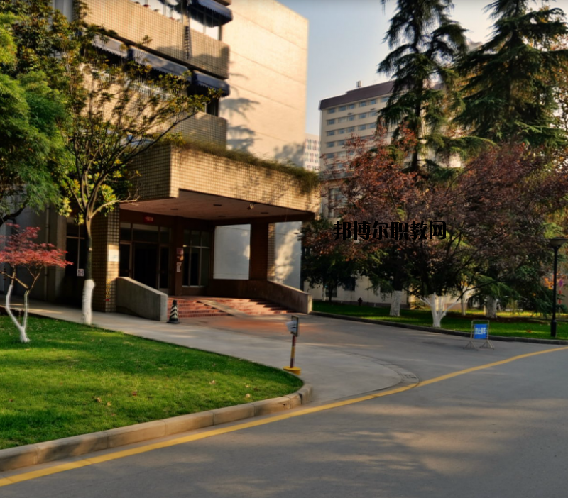 南京醫(yī)科大學網站網址