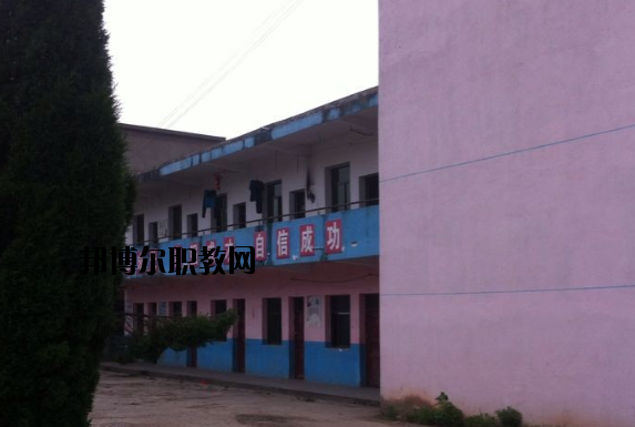 不同的同學(xué)對于學(xué)校宿舍的要求也是不一樣的。有的同學(xué)認(rèn)為學(xué)校宿舍休息的條件就可以了，而有的同學(xué)則希望學(xué)校宿舍還有可以學(xué)習(xí)的條件，這樣自己以后如果有沒有完成的學(xué)習(xí)任務(wù)還可以在宿舍繼續(xù)完成。當(dāng)學(xué)校的宿舍條件滿足同學(xué)們的預(yù)期的時候，這所學(xué)校被選擇的幾率也會大大提高。  上饒中等職業(yè)學(xué)校宿舍條件 學(xué)校宿舍寬敞明亮，配有衛(wèi)生間、空調(diào)、書桌、柜子、熱水等等設(shè)施，條件較好。  上饒中等職業(yè)學(xué)校辦學(xué)條件 1、學(xué)校坐落在上饒市近郊皂頭鎮(zhèn)，擁有自建的獨立校園，校區(qū)占地面積60余畝，建筑面積24100平方米，環(huán)境幽雅，交通便利，各類設(shè)施齊全，公寓式宿舍并配有空調(diào)，是莘莘學(xué)子理想的求學(xué)深造之地。  2、教學(xué)儀器設(shè)備總值380多萬，圖書2萬余冊，現(xiàn)代教育教學(xué)設(shè)施完備，建有計算機(jī)房、語音室、形體房、電子實訓(xùn)室、多媒體教室、大禮堂、電子閱覽室、琴房和教育實習(xí)基地等各類教學(xué)場所。  3、現(xiàn)有全日制教學(xué)班級15多個，在校學(xué)生600多人。  上饒中等職業(yè)學(xué)校獲得成就 學(xué)校辦學(xué)十五年來，先后培養(yǎng)了八千多名合格的畢業(yè)生，從我校走出的畢業(yè)生一大批都已成為企業(yè)的技術(shù)骨干和管理人員，學(xué)校先后被省教育廳授予“江西省示范中等職業(yè)學(xué)校”“江西省中等職業(yè)學(xué)校先進(jìn)單位”上饒市政府授予“全市先進(jìn)學(xué)校”上饒市教育局授予“上饒市重點職業(yè)學(xué)校”等榮譽稱號。  小編總結(jié) 我們可以看到學(xué)校的宿舍寬敞明亮，配有衛(wèi)生間、空調(diào)、書桌、柜子、熱水等等設(shè)施，條件較好，無論同學(xué)們是在寢室學(xué)習(xí)還是休息都是很方便的?？催^上饒中等職業(yè)學(xué)校的宿舍條件以后，小伙伴們覺得學(xué)校的宿舍怎么樣呢?