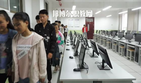禮縣白河農(nóng)業(yè)中學(xué)2020年招生辦聯(lián)系電話(huà)