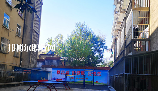在對這所學校進行判斷以后，才會知道不同學校之間所公布的各方面情況都是不同的，而這些信息也是需要學生自己去進行判斷的，當然了其中有關(guān)于學校的住宿環(huán)境也是需要被學生所了解的，畢竟這是每個學生在學校的住宿情況。  蕪湖職業(yè)技術(shù)學院附屬中等職業(yè)學校住宿條件 學生宿舍實行四人間公寓化、封閉式管理，并配有校園公共浴室、住宿條件不錯，給學生提供了一個舒適、安全的學習和生活環(huán)境。  蕪湖職業(yè)技術(shù)學院附屬中等職業(yè)學校辦學條件 學校坐落在美麗的鏡湖公園和九蓮塘公園中間，是市中心唯一的一所公辦職業(yè)學校，交通便利，環(huán)境優(yōu)美，生活方便。學校本著對教育教學質(zhì)量和學生負責的態(tài)度，劃定最低錄取線。住校生宿舍條件優(yōu)越，實行公寓化、封閉式管理。學校教學設(shè)備齊全，多媒體電教室、多功能活動廳、計算機組裝實驗室、數(shù)字化動漫實驗室、語言實驗室、實訓賓館、與學院聯(lián)網(wǎng)的校園網(wǎng)及學院擁有的實驗實訓室等，為學生提升動手能力、開拓視野創(chuàng)造了得天獨厚的條件。  蕪湖職業(yè)技術(shù)學院附屬中等職業(yè)學校師資力量 近幾年我校一批優(yōu)秀教師、教壇新星脫穎而出，多人次獲國家、省、市一等獎項。我?，F(xiàn)有正教授一名，省級特級教師一名(同類學校唯一)，高中級教師若干。學校聘請蕪湖職業(yè)技術(shù)學院專家教授組成教學督導組實施教學督導，對備課、上課等教學環(huán)節(jié)進行全程質(zhì)量評估，以督導促教學、以督導促創(chuàng)新、以督導促規(guī)范，使學生學有所成。我校教學計劃和課程設(shè)置是由學院、附校、用人單位、專業(yè)領(lǐng)域?qū)＜宜姆絽⑴c研發(fā)。已形成：頂層設(shè)計、分層教學、工學結(jié)合、系統(tǒng)培養(yǎng)的獨特教學模式。嚴把教學標準和畢業(yè)生質(zhì)量標準兩個關(guān)口。  以上所介紹的信息便是有關(guān)于蕪湖職業(yè)技術(shù)學院附屬中等職業(yè)學校的住宿情況，就可以知道其實這所學校對于學生的基本需求是可以滿足的，但是學生想要選擇其他方面的住宿情況話，就需要學生提前去對每所學校的住宿情況進行了解。