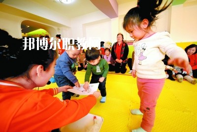 隨著二胎政策的放寬，我國(guó)新生兒的數(shù)量明顯增多，這也說(shuō)明，在未來(lái)的很長(zhǎng)一段時(shí)間里，幼師都是一個(gè)非常受歡迎的行業(yè)，而四川是座發(fā)展迅速，有深厚文化底蘊(yùn)的城市，自然是受到很多同學(xué)喜愛(ài)，近日，就會(huì)問(wèn)小編關(guān)于四川讀幼師學(xué)校好不好?那接下來(lái)，小編就給大家介紹一下四川幼師學(xué)校，如果你有更多疑問(wèn)，歡迎點(diǎn)擊右側(cè)的咨詢欄與我們交流。  四川讀幼師的就業(yè)前景 就業(yè)容易，畢業(yè)學(xué)生不愁“嫁”盡管當(dāng)前就業(yè)形勢(shì)嚴(yán)峻，各地大學(xué)生就業(yè)難度大，但許多城市的學(xué)前教育專業(yè)畢業(yè)生并未受影響，反而逆勢(shì)上漲，待遇也比往年有所提高。近年來(lái)，由于幼兒園發(fā)展的需要，很多單位幼兒教師奇缺，連男老師也變得搶手起來(lái)。學(xué)前、初教專業(yè)畢業(yè)生不愁“嫁”，甚至有很多幼教機(jī)構(gòu)到學(xué)校預(yù)約、搶簽畢業(yè)生，幼教人才受歡迎程度可見(jiàn)一斑。  四川讀幼師的優(yōu)勢(shì) 幼教項(xiàng)目的穩(wěn)定性強(qiáng)，不受市場(chǎng)沖擊，打造終身產(chǎn)業(yè)?，F(xiàn)階段，無(wú)論是從國(guó)家教育改革發(fā)展的全局出發(fā)，還是從目前有關(guān)民辦學(xué)前教育的法律法規(guī)政策等方面來(lái)看，民辦學(xué)前教育發(fā)展?jié)摿Χ际志薮蟆Ｆ浯?，成就子女未?lái)。選擇了幼教工作，可以讓我們更懂得如何教育子女，對(duì)自己未來(lái)孩子接收良好的家庭教育有著十分重要的促進(jìn)作用。女性投身幼教行業(yè)后，長(zhǎng)期接受最先進(jìn)的幼教理念和適合中國(guó)幼兒的各類課程，繼而在對(duì)自己子女的教育觀念和方法上也會(huì)更科學(xué)，為孩子今后的發(fā)展奠定更好的基礎(chǔ)。  德陽(yáng)科貿(mào)職業(yè)學(xué)院幼師升學(xué)班學(xué)前教育專業(yè)介紹 本專業(yè)順應(yīng)國(guó)家“幼有所育”學(xué)前教育決策和學(xué)前教育專業(yè)人才極度短缺的社會(huì)需求而設(shè)，是一個(gè)綜合性較強(qiáng)的專業(yè)，涵蓋0-6歲兒童的教育，作為人生起點(diǎn)教育的學(xué)前教育專業(yè)對(duì)人的一生的發(fā)展和教育起著重要的奠基作用。本專業(yè)緊密對(duì)接各級(jí)各類幼兒園和早期教育機(jī)構(gòu)等實(shí)施合作辦學(xué)、合作育人，強(qiáng)化“四能”特長(zhǎng)(彈唱、舞蹈、美術(shù)、游戲)、“五會(huì)”素養(yǎng)(保育、保健、教育、溝通、管理)，致力于培養(yǎng)新時(shí)代“有愛(ài)心、有耐心、有恒心、有責(zé)任心”的學(xué)前教育人才。  培養(yǎng)目標(biāo)：本專業(yè)培養(yǎng)以立德樹(shù)人為己任，具有良好的職業(yè)道德、專業(yè)素養(yǎng)、協(xié)作精神、溝通能力和創(chuàng)新意識(shí)，擁有先進(jìn)的幼兒教育理念，具有較扎實(shí)的學(xué)前教育的專業(yè)知識(shí)與專業(yè)技能，具備較強(qiáng)的幼兒保教能力，從事幼兒園教育教學(xué)、保育保健工作的高素質(zhì)應(yīng)用型人才。  核心課程：學(xué)前教育學(xué)、學(xué)前兒童心理學(xué)、幼兒游戲理論與實(shí)踐、幼兒行為觀察、幼兒園五大領(lǐng)域教育、學(xué)前衛(wèi)生學(xué)、聲樂(lè)、鋼琴、舞蹈、美術(shù)、幼兒歌曲彈唱、幼兒舞蹈創(chuàng)編、幼兒園班級(jí)管理、幼兒手工、家庭教育等。  職業(yè)前景：習(xí)近平總書(shū)記在“黨的十九大”上指出：“增進(jìn)民生福祉是發(fā)展的根本目的。必須多謀民生之利、多解民生之憂，在發(fā)展中補(bǔ)齊民生短板、促進(jìn)社會(huì)公平正義，在幼有所育、學(xué)有所教上不斷取得新進(jìn)展。”  2019年教育部《2018年全國(guó)教育事業(yè)發(fā)展統(tǒng)計(jì)公報(bào)》顯示，2018年全國(guó)共有幼兒園26.67萬(wàn)所，比上年增加1.17萬(wàn)所，增長(zhǎng)4.60%; 在園幼兒4656.42萬(wàn)人，比上年增加56.28萬(wàn)人;學(xué)前教育毛入園率達(dá)到81.7%，比上年提高2.1%，且0-6歲兒童超過(guò)1億，幼兒園專任教師258.14萬(wàn)人。按照國(guó)家對(duì)學(xué)前教育師幼比(1:5)的規(guī)定，幼兒園專任教師的缺口高達(dá)673萬(wàn)多。學(xué)前教育專業(yè)人才就業(yè)前景非常廣闊。  就業(yè)崗位：幼兒園教師、幼兒保育員、幼兒保健教師、早期教育教師。  獲取資格證書(shū)：幼兒園教師資格證、普通話水平證書(shū)(二甲及以上)  專業(yè)實(shí)訓(xùn)室：幼兒保育實(shí)訓(xùn)室、幼兒衛(wèi)生保健實(shí)訓(xùn)室、仿真幼兒園、幼兒手工制作實(shí)訓(xùn)室、幼兒美術(shù)實(shí)訓(xùn)室、聲樂(lè)實(shí)訓(xùn)室、形體舞蹈實(shí)訓(xùn)室、鋼琴實(shí)訓(xùn)室、游戲與感統(tǒng)實(shí)訓(xùn)室、繪本實(shí)訓(xùn)室、蒙臺(tái)梭利教育實(shí)訓(xùn)室、奧爾夫音樂(lè)實(shí)訓(xùn)室等。  專業(yè)實(shí)踐基地：廣漢市第三幼兒園、廣漢市雒城鎮(zhèn)第四幼兒園、廣漢市西外中心幼兒園、德陽(yáng)市旌南幼兒園、德陽(yáng)市黃河?xùn)|路幼兒園、四川師范大學(xué)實(shí)驗(yàn)幼兒園、四川師范大學(xué)附屬啟夏幼兒園、成都市武侯區(qū)福錦幼兒園、崇州市虹橋歡樂(lè)谷幼兒園、岳池知恩行幼兒園、西充縣青葵幼兒園等。  上面關(guān)于四川讀幼師學(xué)校好不好?小編介紹了，小編覺(jué)得不管是讀什么學(xué)校都是要從多方面來(lái)考慮的，要看行業(yè)的發(fā)展前景怎么樣，還要看這個(gè)專業(yè)到底適不適合自己，就好像幼師學(xué)校，一定要學(xué)好小孩子才可以去讀，因?yàn)檫@個(gè)專業(yè)將來(lái)出來(lái)不管做什么工作，都是要和小朋友待在一起的。如有更多問(wèn)題，歡迎咨詢邦博爾網(wǎng)。