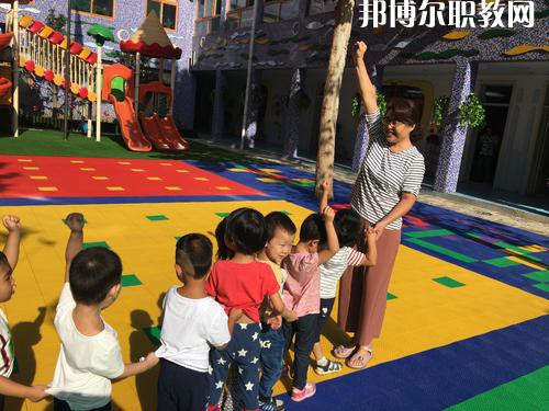 隨著我國人口基數(shù)的大幅上漲，我國幼兒園的數(shù)量呈現(xiàn)逐年遞增的趨勢，但符合現(xiàn)在教育標準的專業(yè)性幼兒教師卻少之又少，所以說幼兒教師行業(yè)是現(xiàn)目前非常有發(fā)展前途的行業(yè)之一。近日就有不少同學(xué)咨詢小編關(guān)于成都女生讀幼師學(xué)校學(xué)什么專業(yè)好?女生若是想學(xué)幼師類專業(yè)，可以選擇的專業(yè)方向是很多的，在這里就給大家介紹一下。  學(xué)前教育專業(yè)就業(yè)前景 在早期教育方面，0-3歲是人的一生中發(fā)展最重要的時期。一個人的學(xué)習(xí)能力的50%是在生命的頭4年中發(fā)展起來的，初生嬰兒的腦發(fā)育比15歲孩子快1000倍。很多思想和智力是在3歲前打下基礎(chǔ)的。0-3歲是嬰幼兒成長的關(guān)鍵期：最初的身體素質(zhì)、智力發(fā)展、個性品質(zhì)的形成于發(fā)展都是從這里開始的。越來越多的家長開始接受并重視早期教育，早期教育在我國經(jīng)過10余年的發(fā)展已經(jīng)形成相當(dāng)?shù)囊?guī)模，不僅是大城市，就算是三、四線城市也隨處可見大大小小的“親子園”“親子中心”“早教中心”等早教機構(gòu)，但專業(yè)的早期教育師資嚴重不足。  學(xué)前教育專業(yè)就業(yè)崗位 1、教師或兒童顧問;  2、兒童發(fā)展評估和指導(dǎo)人員、兒童教育和衛(wèi)生發(fā)展政策制定者、兒童教育咨詢專家——在有關(guān)政府機關(guān)、各大醫(yī)院的兒科門診工作;  3、兒童專欄節(jié)目采編人員——在報社、雜志社、電臺電視臺等媒體工作;  4、各類兒童用品開發(fā)的專業(yè)顧問或市場調(diào)查和分析專業(yè)人士等。  幼師專業(yè)介紹 培養(yǎng)目標：本專業(yè)培養(yǎng)熱愛幼兒教育事業(yè)，能適應(yīng)幼兒教育改革與發(fā)展的需要，關(guān)愛幼兒，有良好的師德、寬厚的科學(xué)文化知識和扎實的學(xué)前教育專業(yè)理論，具有過硬的專業(yè)技能、教育能力及教育研究的意識和能力，綜合素質(zhì)高，能在托幼機構(gòu)從事0-6歲保教、管理工作的幼兒教師。  核心課程：舞蹈，視唱，琴法，樂理，聲樂，美術(shù)，鍵盤和聲與伴奏，幼兒歌曲伴奏，玩教具制作，教師口語，教師禮儀，幼兒游戲與主持，幼兒教育學(xué)，兒童文學(xué)，幼兒衛(wèi)生與保健，幼兒心里學(xué)，幼師英語，珠心算等。  女生讀學(xué)前教育怎么樣 學(xué)前教育前景不錯，對女孩來說尤其是不錯的選擇。特別是有品牌的幼兒園，十分吃香。  隨著我國幼教事業(yè)的迅速發(fā)展，對于幼兒教師和管理人員的需求驟增，幼師專業(yè)的畢業(yè)生供不應(yīng)求。盡管今年來全國各地一些院校增建了學(xué)前教育專業(yè)來培養(yǎng)幼兒教師，仍然不能滿足整個社會的需求。  國家中長期教育改革和發(fā)展規(guī)劃綱要(2010-2020年)中指出，到2020年，普及學(xué)前一年教育，基本普及學(xué)前兩年教育，重視0至3歲嬰幼兒教育。大力發(fā)展公辦幼兒園，積極扶持民辦幼兒園。嚴格執(zhí)行幼兒教師資格標準，依法落實幼兒教師地位和待遇。  上面關(guān)于成都女生讀幼師學(xué)校學(xué)什么專業(yè)好，小編給大家介紹了。幼教專業(yè)現(xiàn)在已經(jīng)成為了當(dāng)代女生選擇的熱門的教育行業(yè)之一。因為幼師是孩子成長關(guān)鍵的存在，越來越多的孩子需要受到教育，幼兒教師在今后的道路是很寬廣的。對于女生來說，幼師專業(yè)還是不錯的，因為將來從事工作上會有許多優(yōu)勢，比較好就業(yè)。