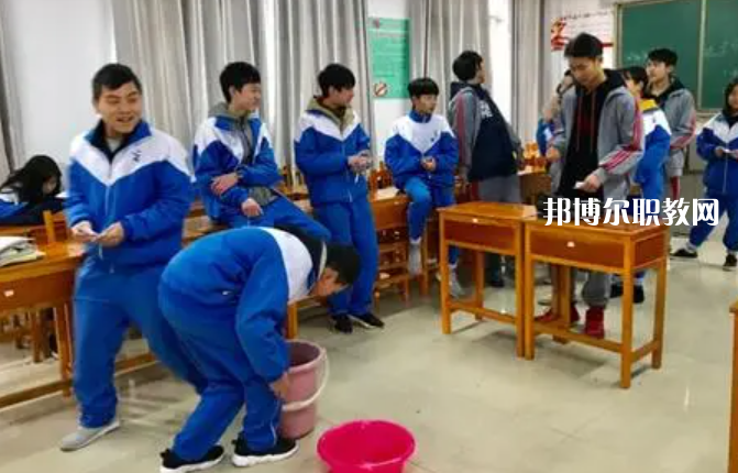 貴陽市經(jīng)濟(jì)貿(mào)易中等專業(yè)學(xué)校2022年學(xué)費(fèi)、收費(fèi)多少