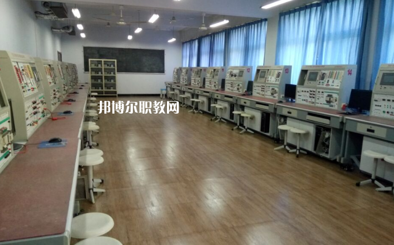 秦皇島現(xiàn)代經(jīng)濟(jì)中等專業(yè)學(xué)校2022年報(bào)名條件、招生要求、招生對(duì)象