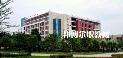 瀘州醫(yī)學院衛(wèi)生學校2022年學費、收費多少