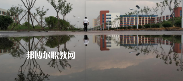 青島西大技工學(xué)校地址在哪里，哪個地區(qū)，哪個城市?