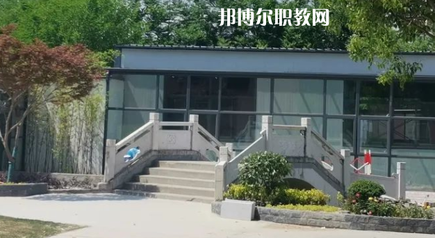 泰州市姜堰區(qū)江淮職業(yè)高級中學(xué)地址在哪里，哪個(gè)地區(qū)，哪個(gè)城市?