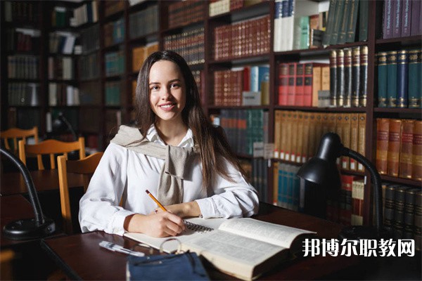 四川哪里的中職學(xué)校能讀旅游服務(wù)與管理（含導(dǎo)游、鐵路航空服務(wù)）專業(yè)