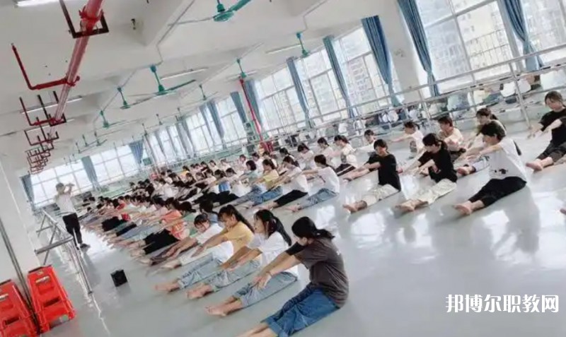 2025南寧商貿(mào)學(xué)校招生計(jì)劃 招生人數(shù)是多少(附要求、條件、對(duì)象)
